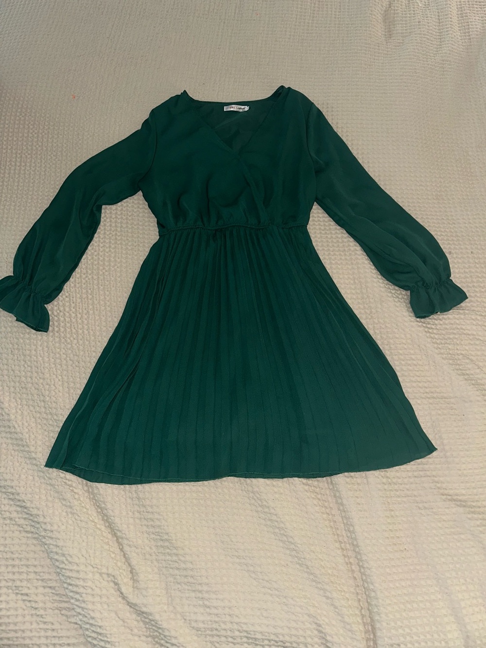 BBX Lephsnt Green Long Sleeve V-Neck Chiffon Midi Pleated Party Dress size med.